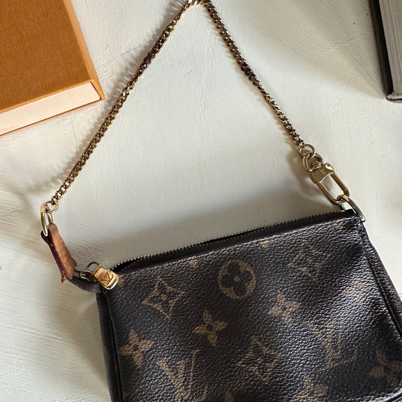 Louis Vuitton Mini Pochette - Picture 9 of 13